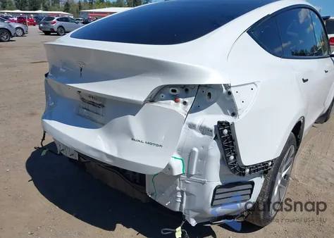 2023 Tesla Model Y Awd/Long Range Dual Motor All-Wheel Drive z USA, uszkodzony, nr VIN 7SAYGAEE1PF700262